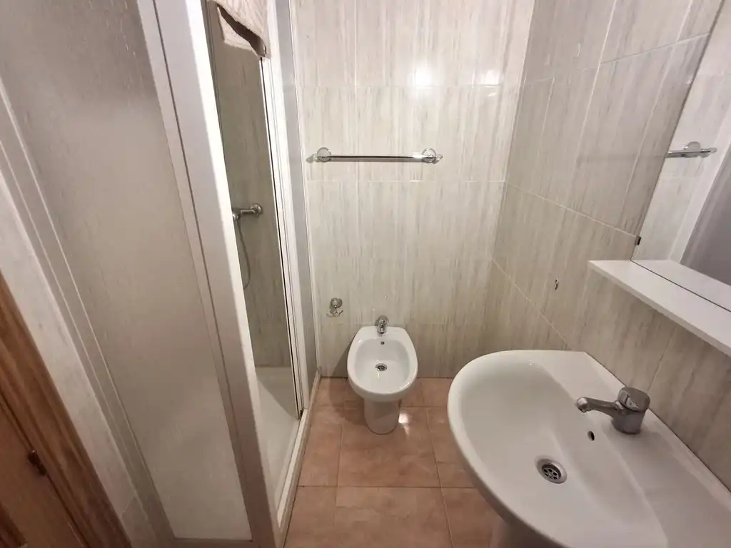 Baño de Piso en venta en La Roda con Calefacción, Trastero y Balcón