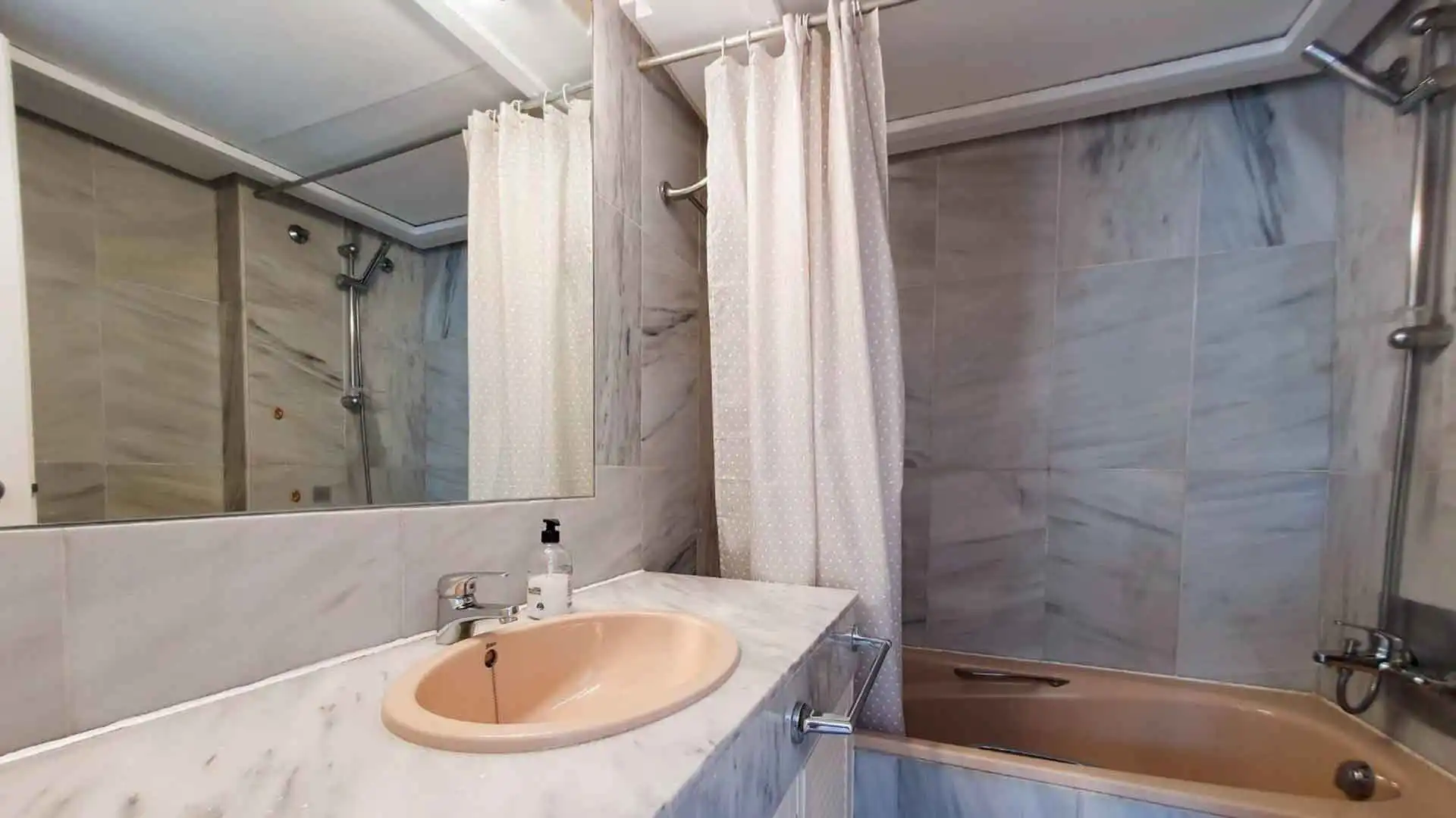 Bathroom of Apartments for sale in Marbella  with Air Conditioner, Terrace and Storage room
