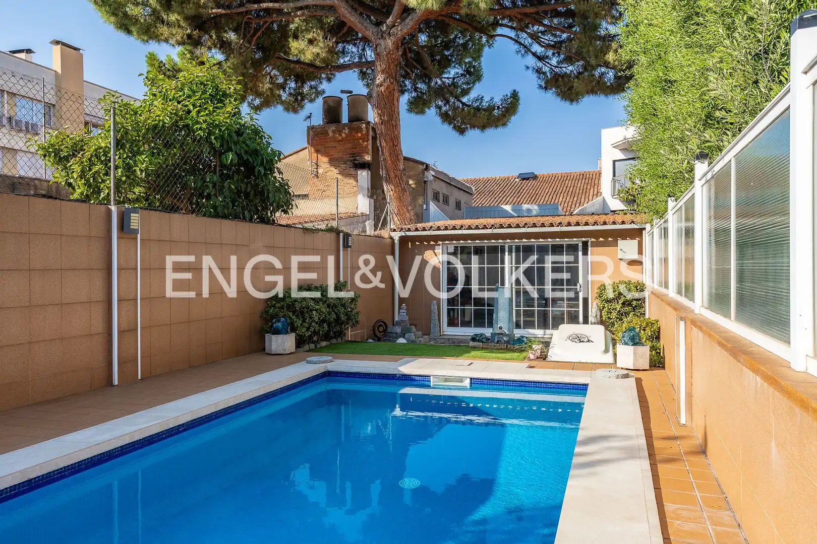 Piscina de Casa adosada en venda en Sabadell amb Aire condicionat, Calefacció i Jardí privat
