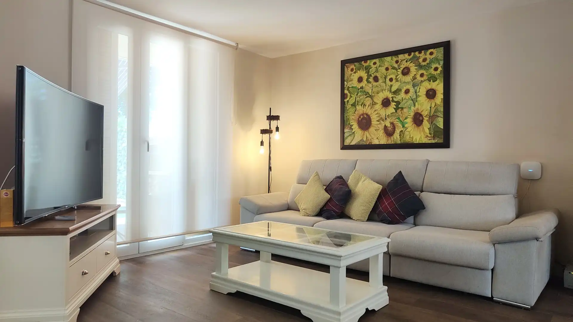 Wohnzimmer von Einfamilien-Reihenhaus zum Verkauf in Alcúdia mit Klimaanlage, Heizung und Privatgarten