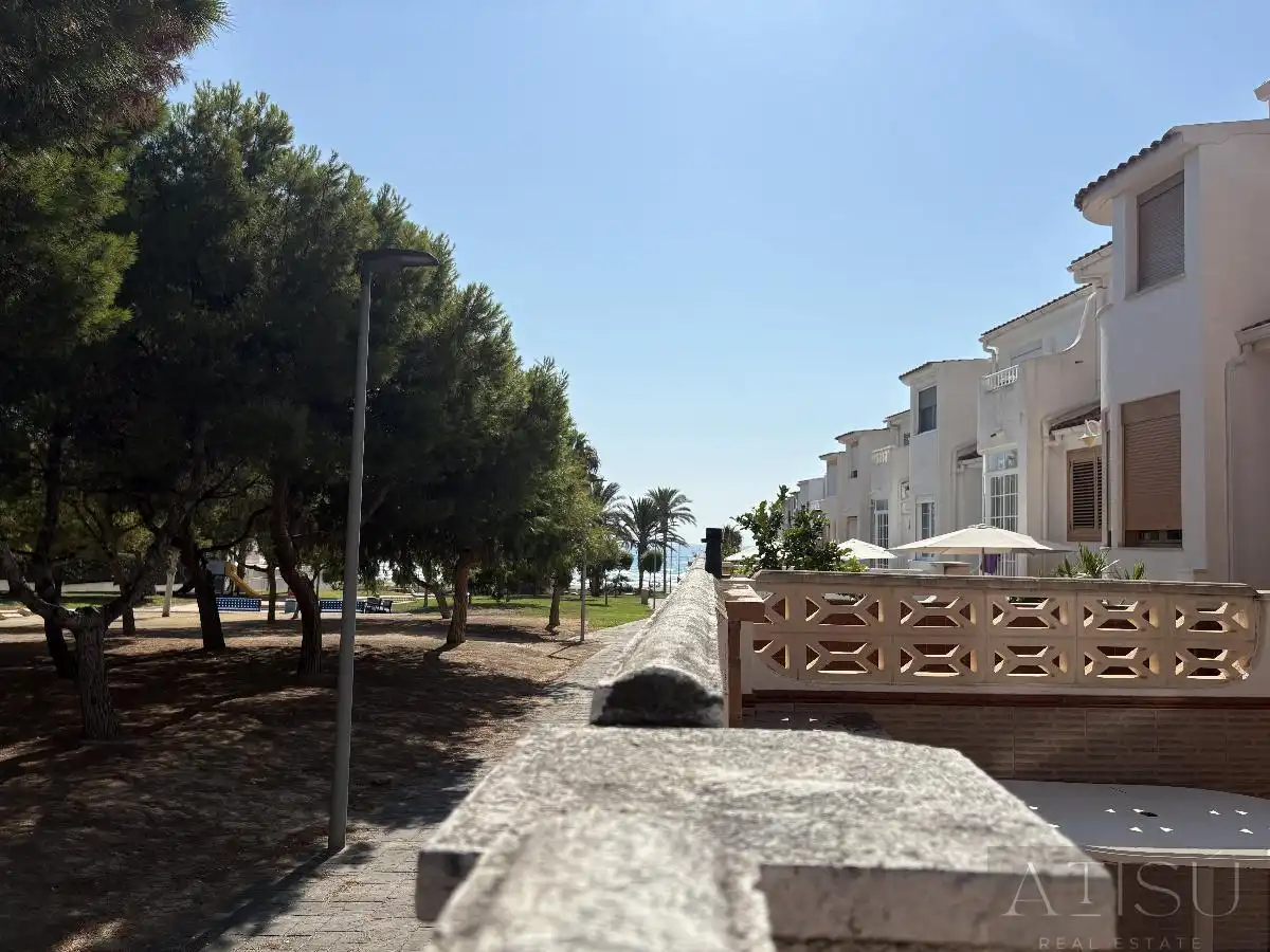 Außenansicht von Einfamilien-Reihenhaus zur Miete in El Campello mit Klimaanlage, Heizung und Abstellraum