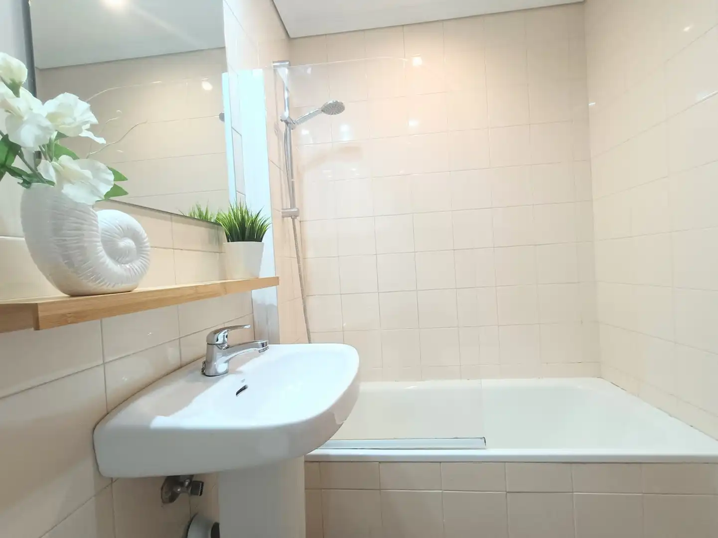 Bathroom of Flat for rent in Madrid  with Heating, Parquet flooring and Terrace