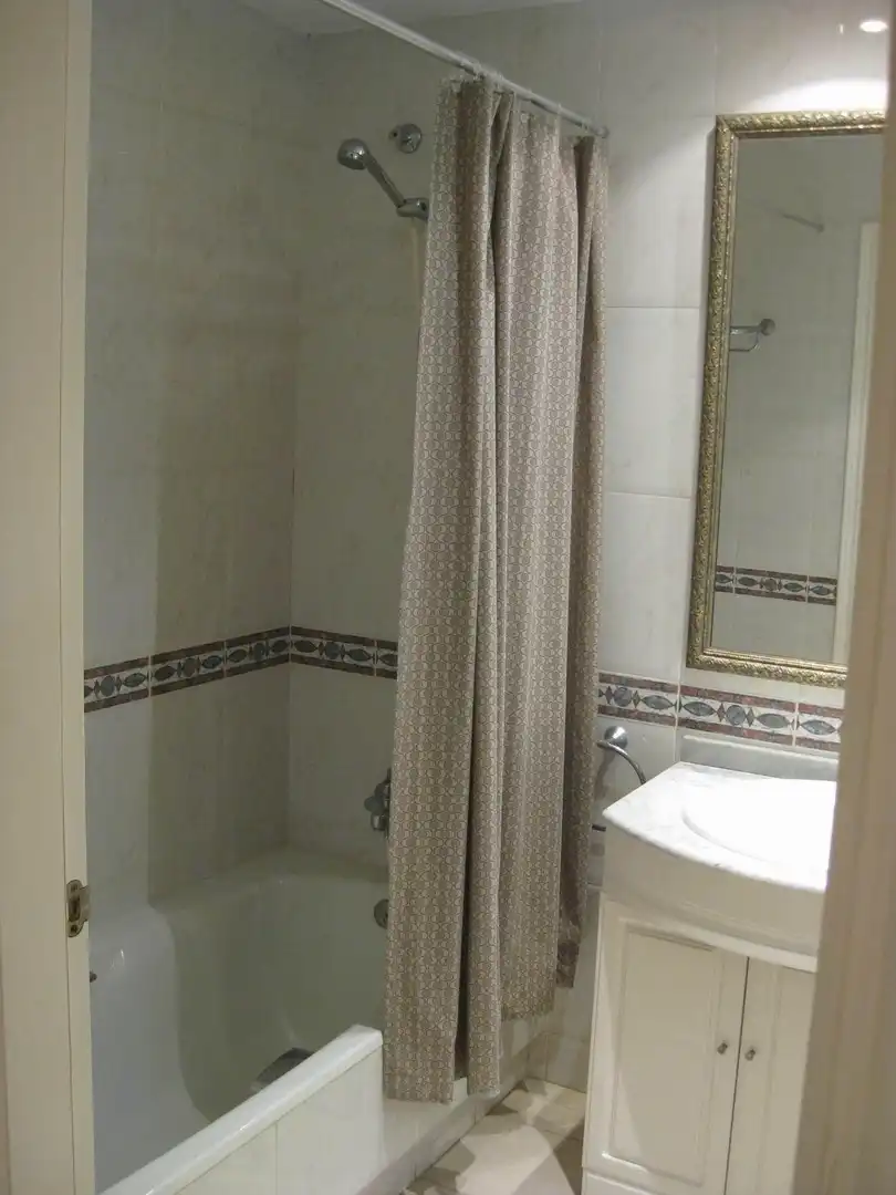 Baño de Piso de alquiler en Torremolinos con Aire acondicionado, Parquet y Terraza
