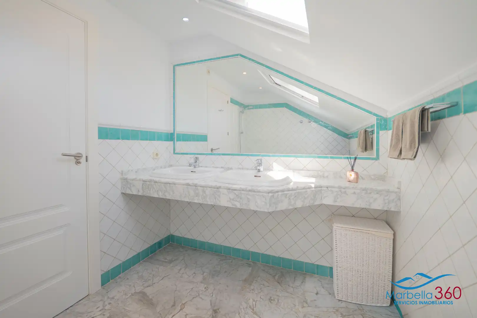 Baño de Casa adosada en venta en Marbella con Aire acondicionado, Calefacción y Jardín privado