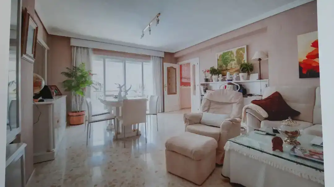 Sala de estar de Casa adosada en venta en Lucena con Aire acondicionado, Calefacción y Jardín privado
