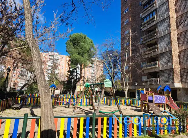 Vista exterior de Pis en venda en Alcorcón amb Jardí privat, Terrassa i Piscina