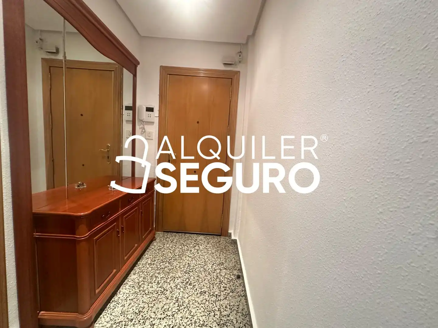 Flat for rent in Valencia  with Air Conditioner and Furnished