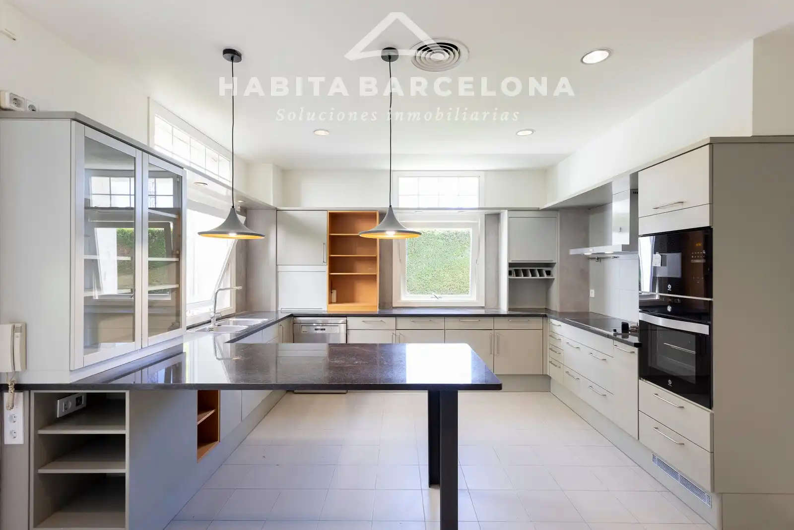 Cuina de Casa o xalet de lloguer en Barcelona amb Aire condicionat, Calefacció i Jardí privat