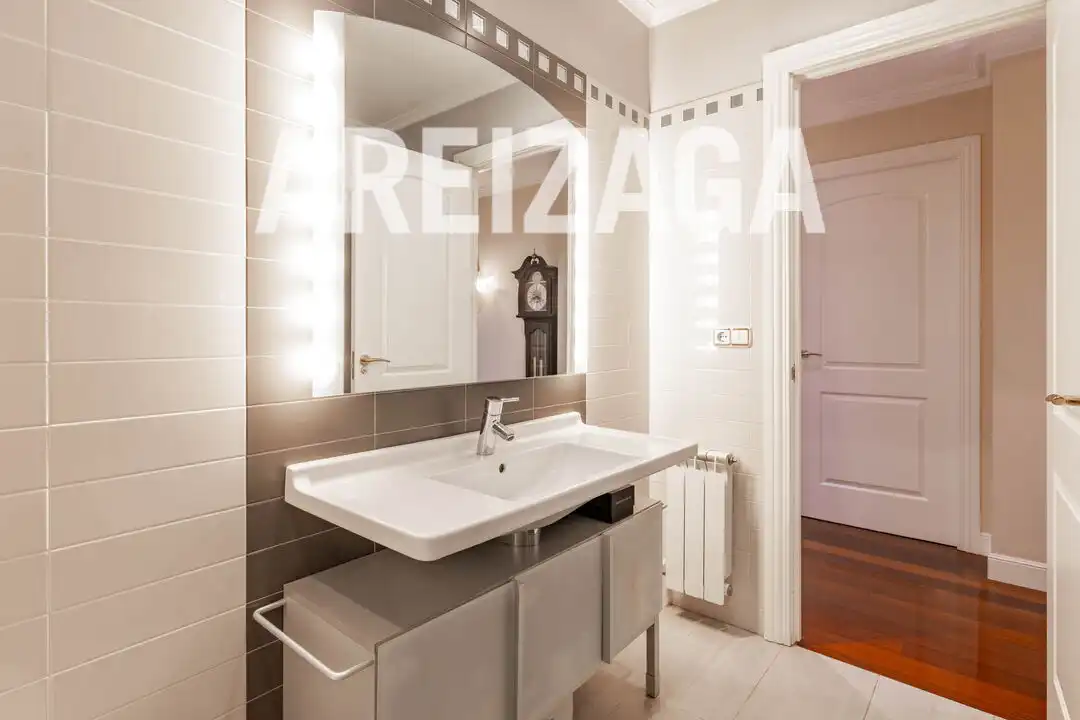 Baño de Piso en venta en Donostia - San Sebastián  con Calefacción, Terraza y Trastero