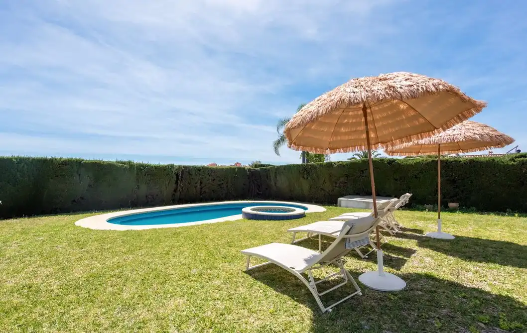 Piscina de Casa o chalet de alquiler en Estepona con Aire acondicionado, Terraza y Amueblado