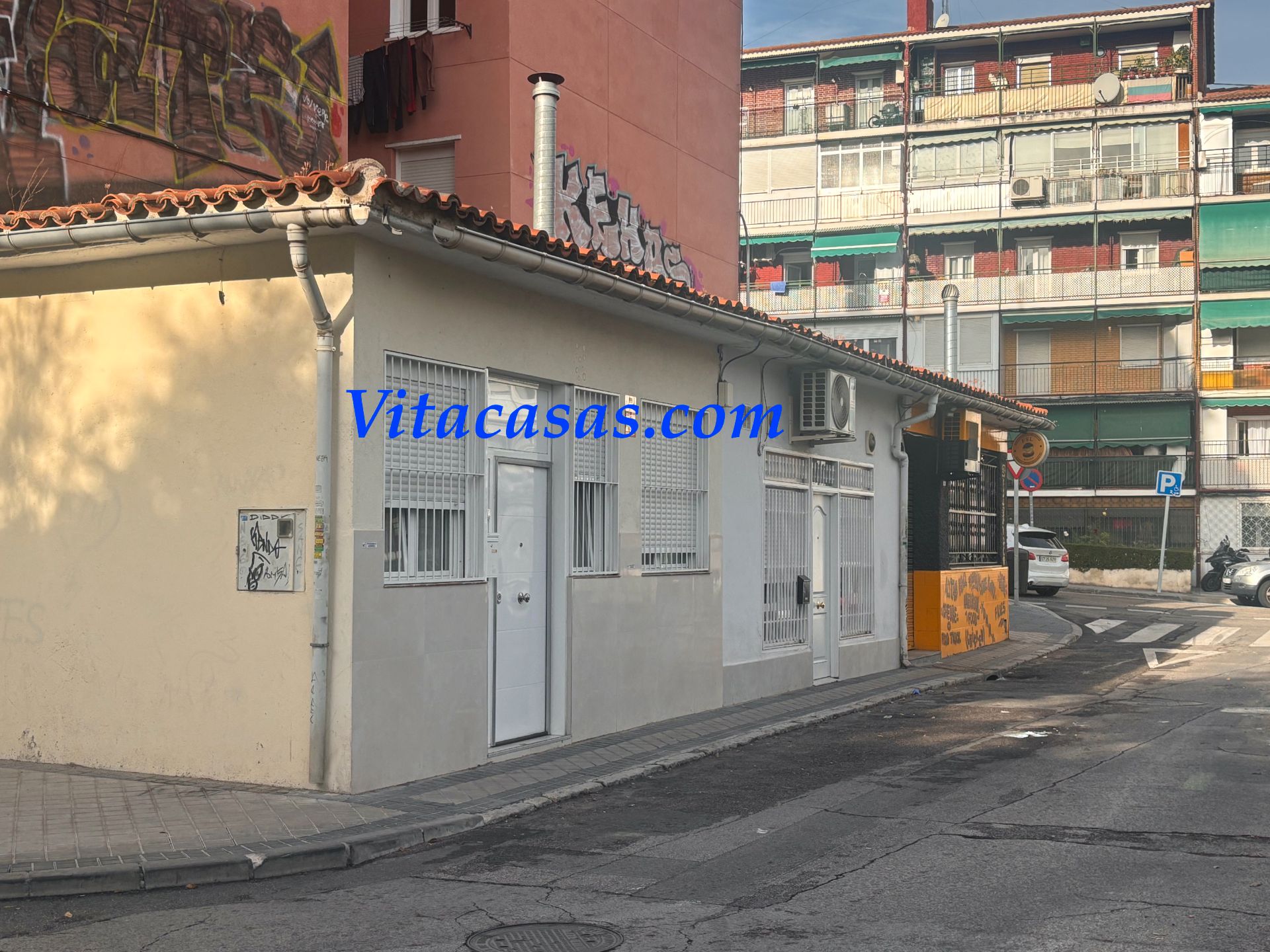 Vista exterior de Local en venda en  Madrid Capital amb Aire condicionat, Moblat i Alarma