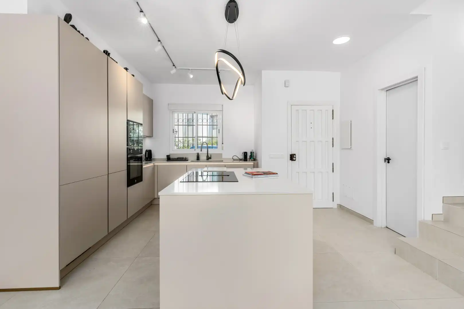 Cocina de Casa o chalet en venta en Estepona con Aire acondicionado, Jardín privado y Terraza
