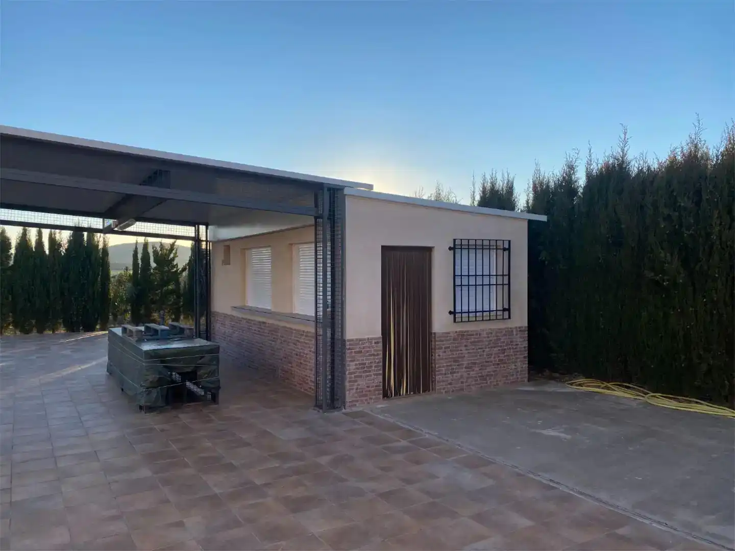 Vista exterior de Casa o xalet en venda en Fernán Caballero amb Aire condicionat, Piscina i Balcó