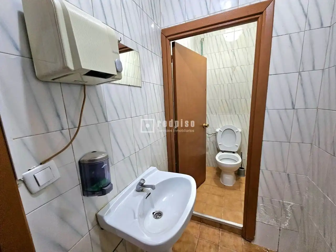 Bany de Local de lloguer en Alcalá de Henares amb Aire condicionat