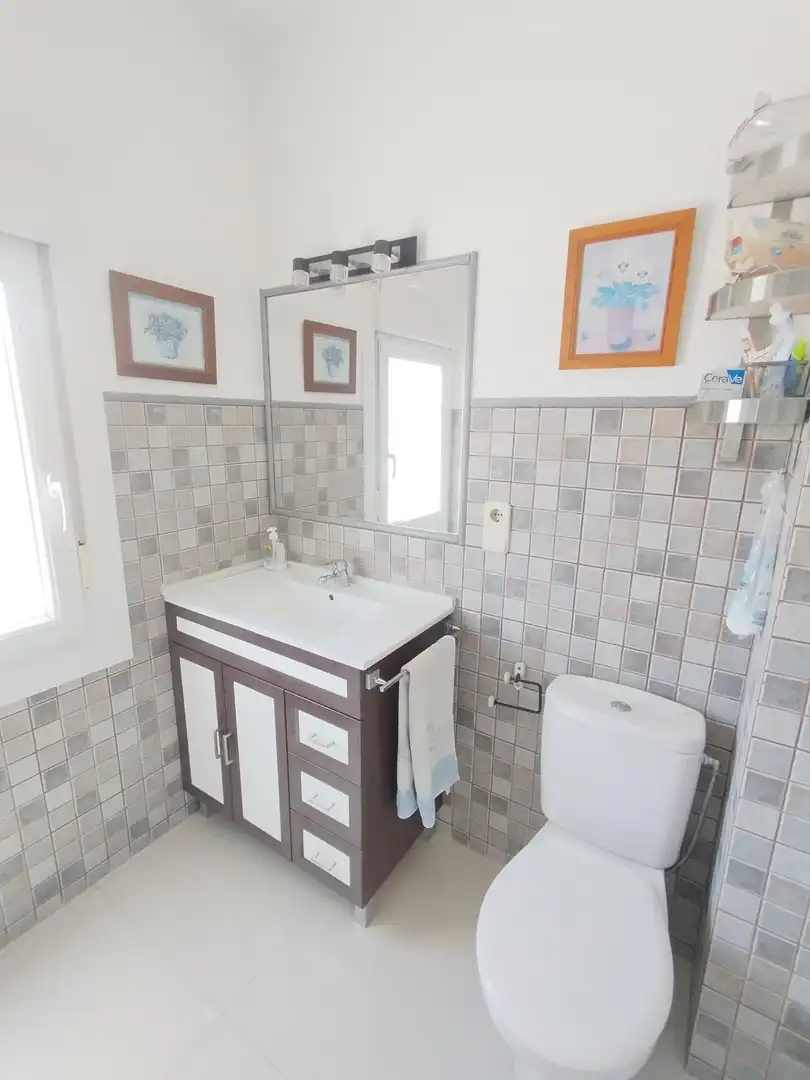 Baño de Apartamento de alquiler en Torrenueva Costa con Jardín privado, Terraza y Amueblado