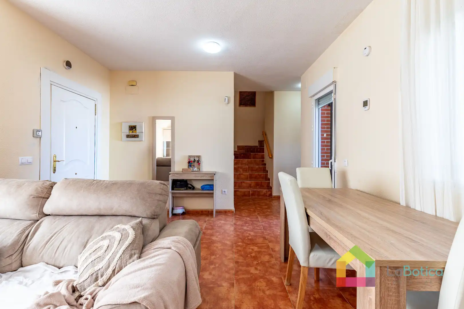 Sala de estar de Casa adosada en venta en Carmena con Calefacción
