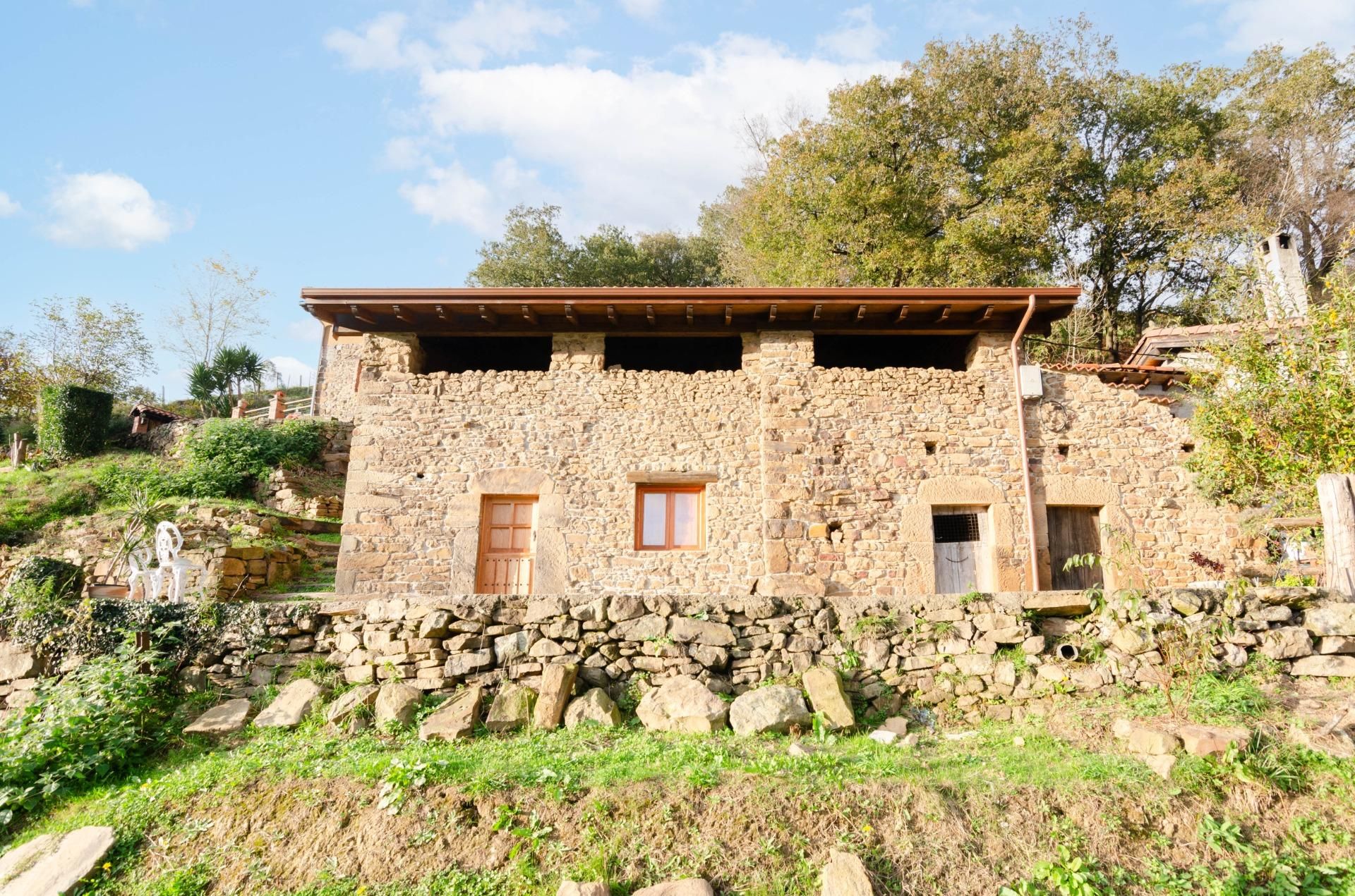 Vista exterior de Casa o xalet en venda en San Martín del Rey Aurelio amb Jardí privat i Terrassa