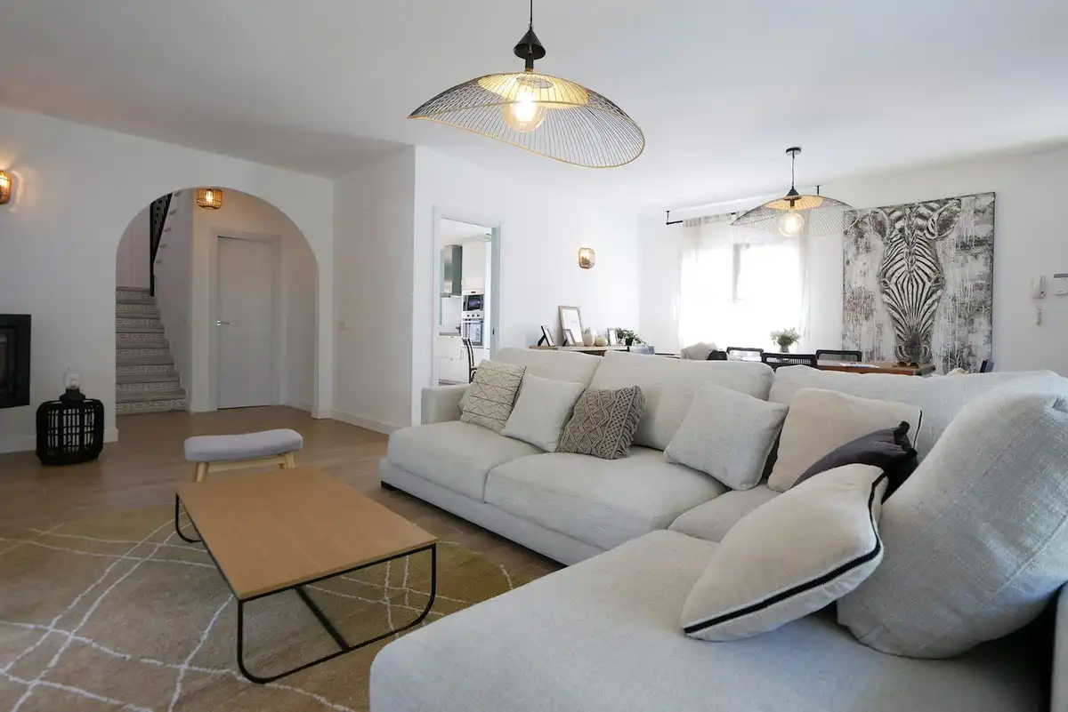 Sala d'estar de Casa o xalet en venda en Marbella amb Aire condicionat, Jardí privat i Terrassa