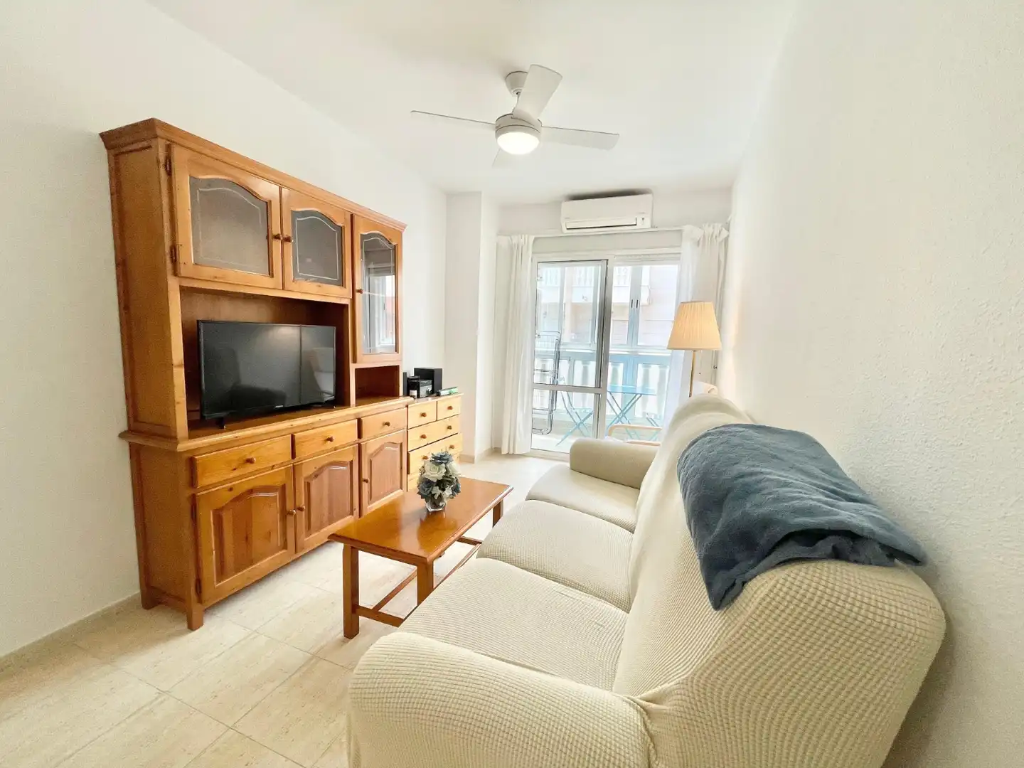 Sala d'estar de Apartament de lloguer en Torrevieja amb Calefacció, Terrassa i Piscina