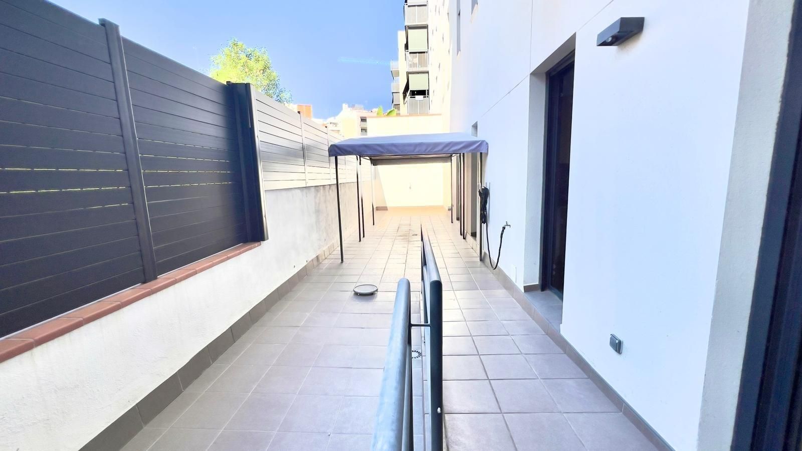 Vista exterior de Planta baixa en venda en Badalona amb Terrassa, Traster i Balcó