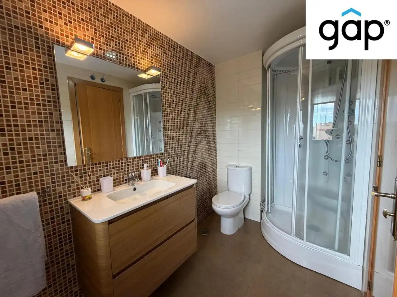 Bathroom of Flat for rent in Cuenca  with Air Conditioner, Heating and Parquet flooring