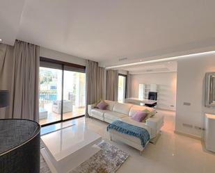 Sala d'estar de Apartament de lloguer en Benahavís amb Aire condicionat, Terrassa i Piscina