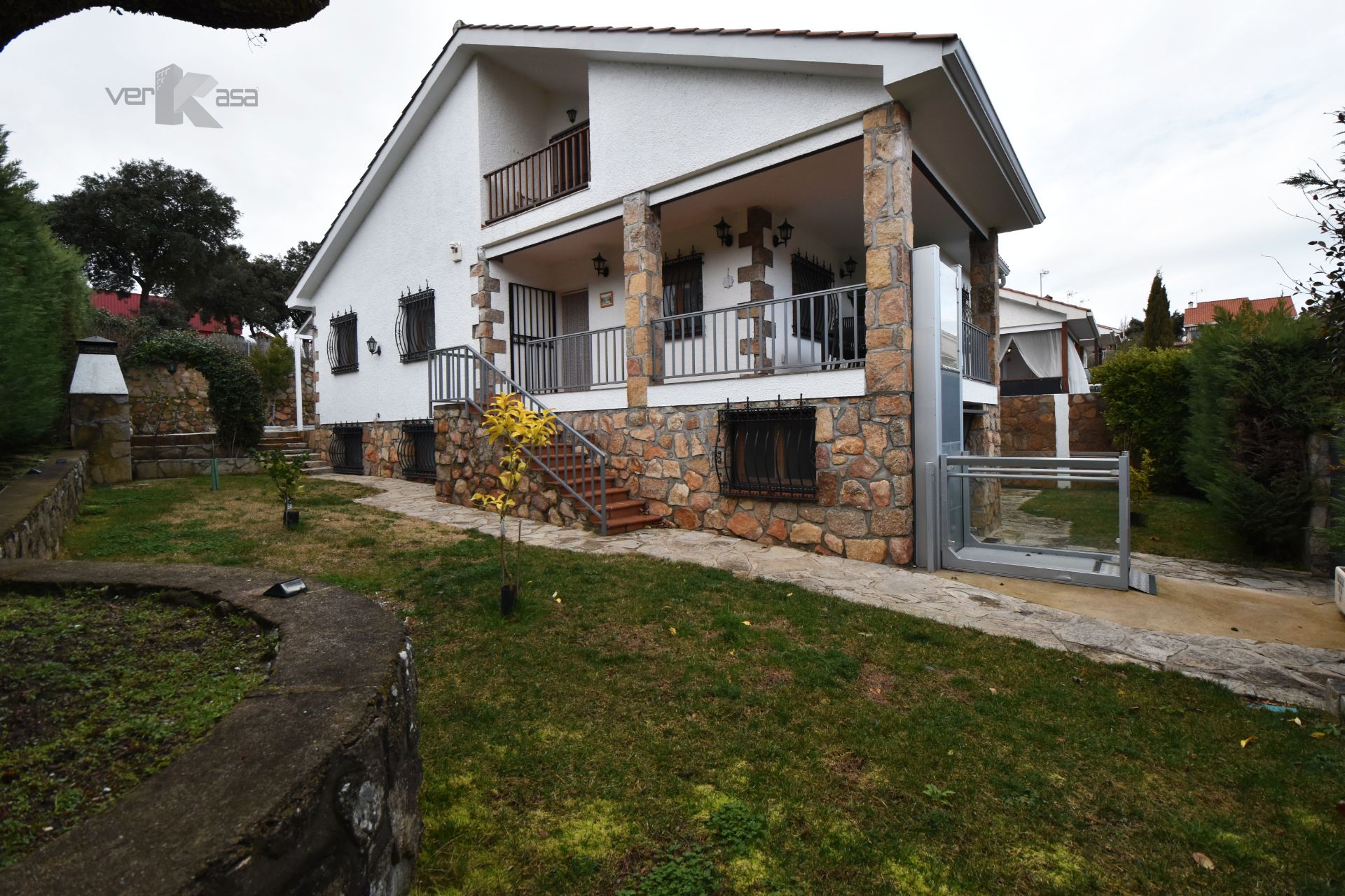 Exterior view of House or chalet for sale in Colmenar del Arroyo  with Heating, Private garden and Parquet flooring
