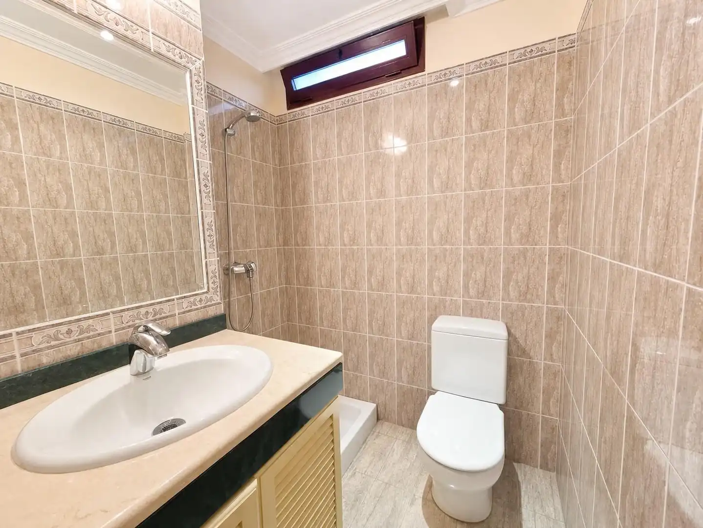 Badezimmer von Wohnung zum Verkauf in Benalmádena mit Klimaanlage, Privatgarten und Terrasse