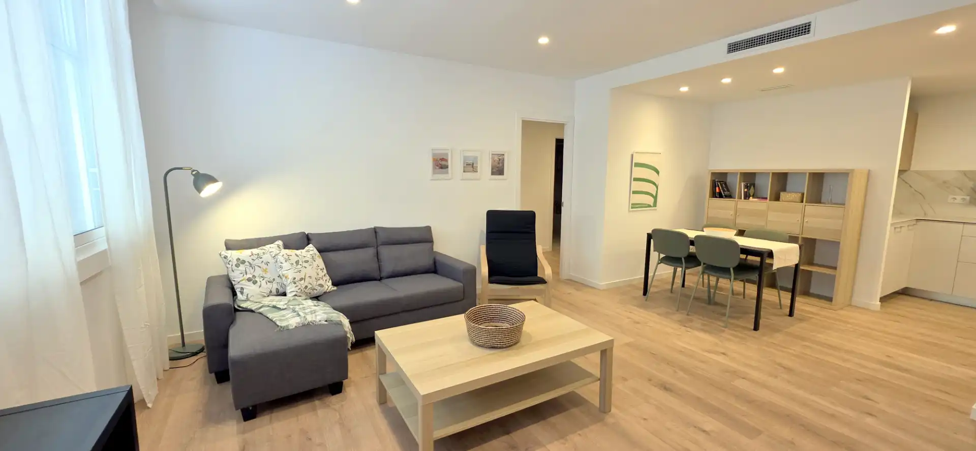 Living room of Flat for rent in  Barcelona Capital  with Air Conditioner, Heating and Parquet flooring
