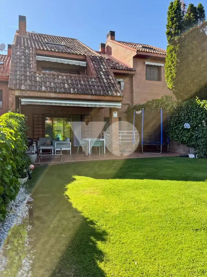 Terrassa de Casa adosada en venda en Majadahonda amb Aire condicionat, Calefacció i Jardí privat