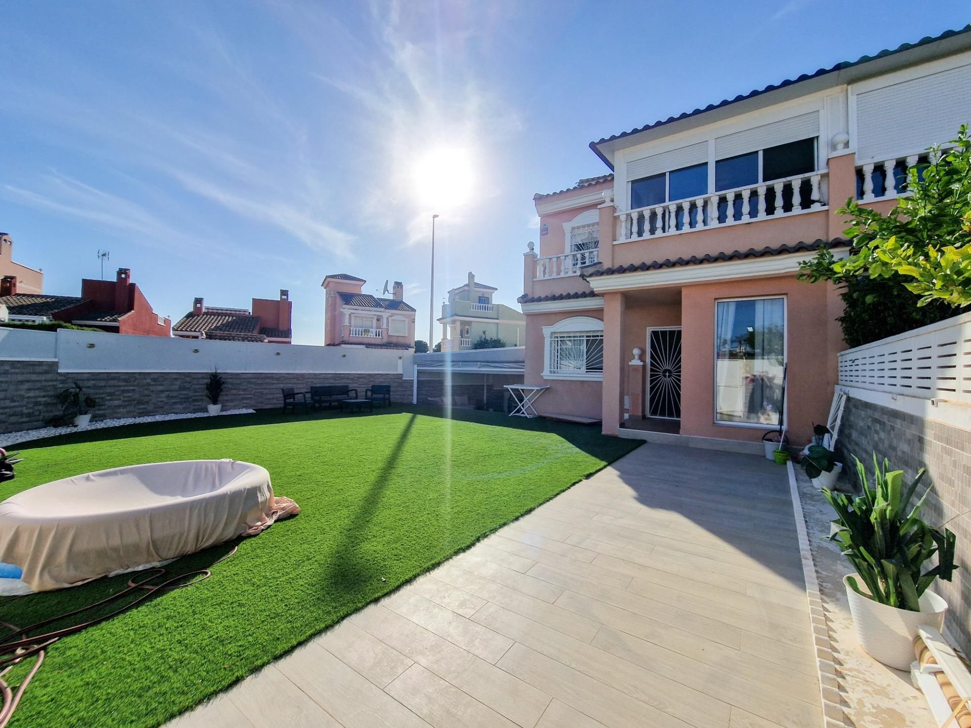 Vista exterior de Casa o xalet en venda en Santa Pola amb Aire condicionat, Calefacció i Jardí privat