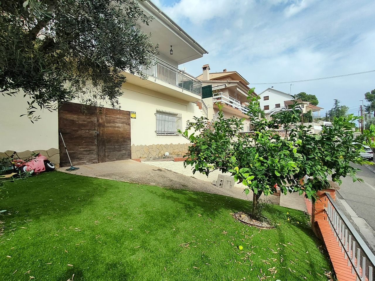 Vista exterior de Casa o xalet en venda en Cervelló amb Aire condicionat, Calefacció i Jardí privat
