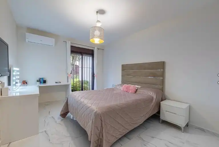 Schlafzimmer von Wohnung zum Verkauf in Marbella mit Klimaanlage, Heizung und Privatgarten