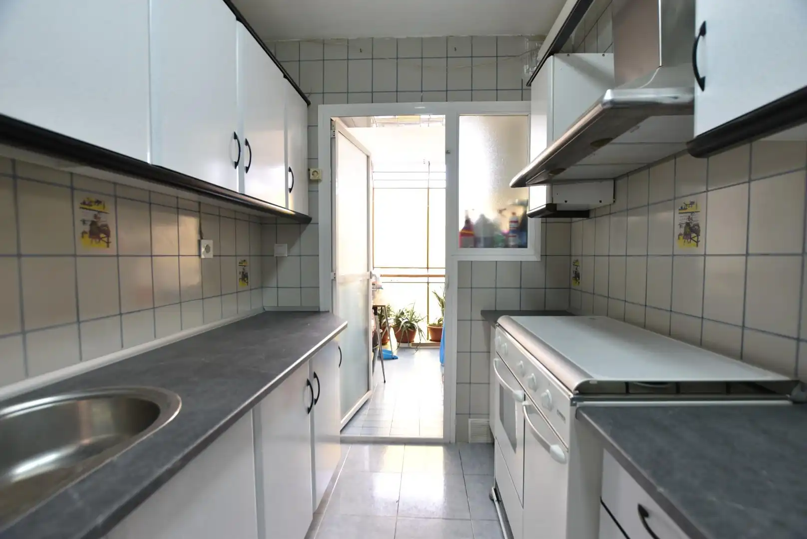 Cuina de Pis de lloguer en Granada amb Aire condicionat i Balcó