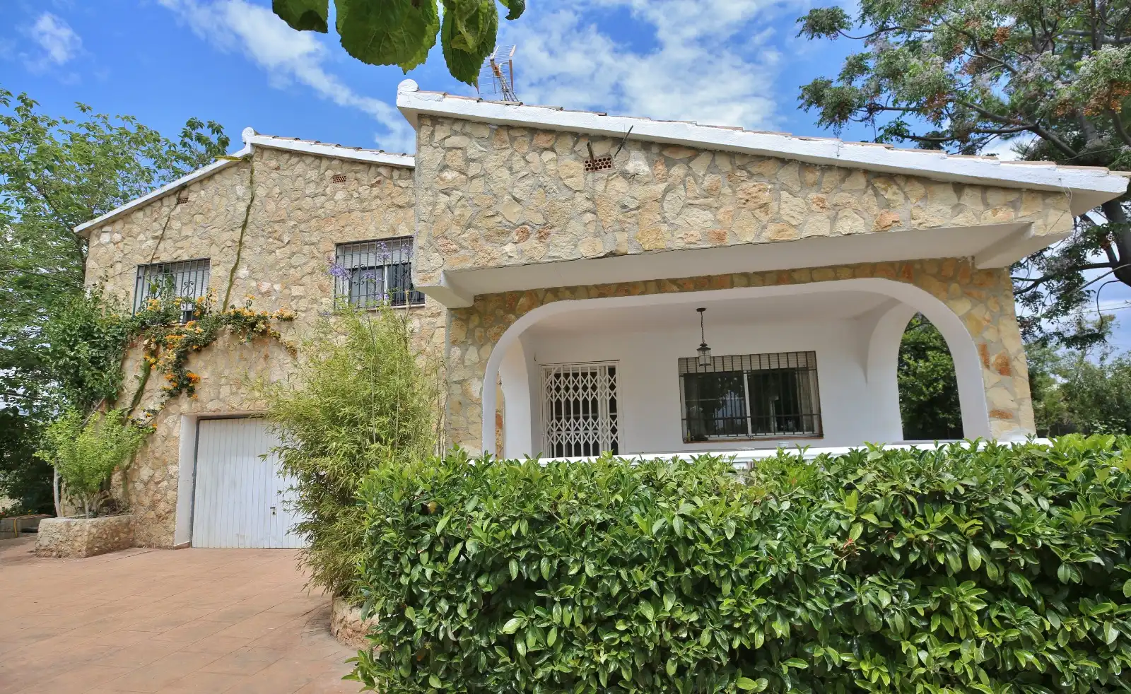 Vista exterior de Casa o xalet en venda en Castellón de la Plana / Castelló de la Plana amb Aire condicionat, Jardí privat i Terrassa