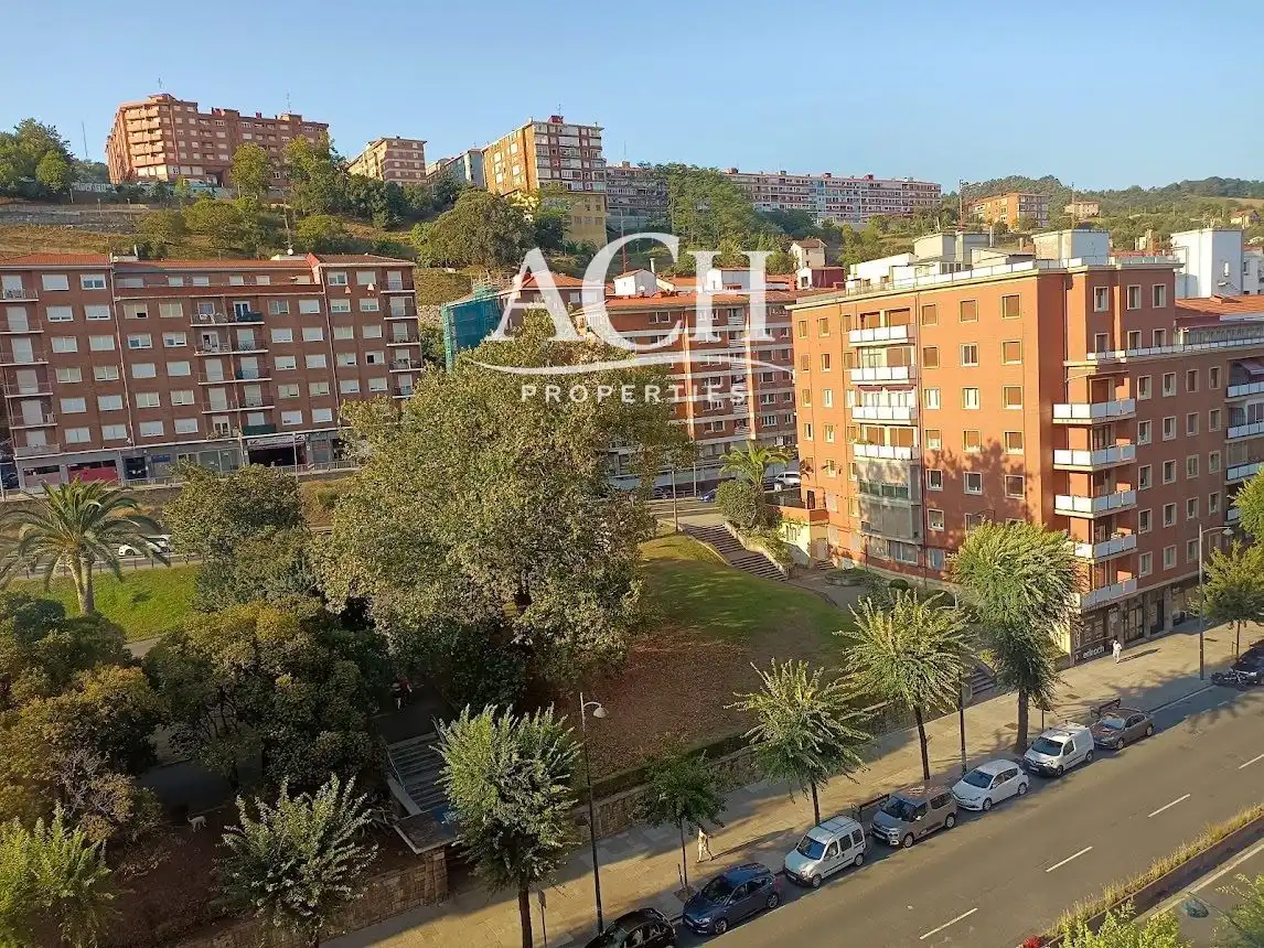 Vista exterior de Pis de lloguer en Bilbao  amb Terrassa i Moblat