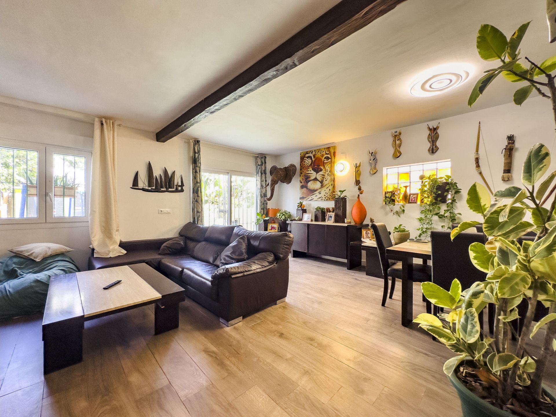 Sala d'estar de Casa adosada en venda en Estepona amb Terrassa, Piscina i Moblat