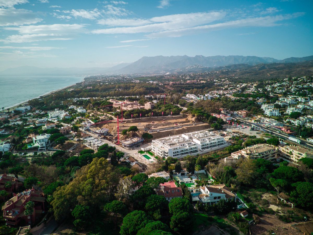 Vista exterior de Casa adosada en venda en Marbella amb Aire condicionat, Terrassa i Piscina