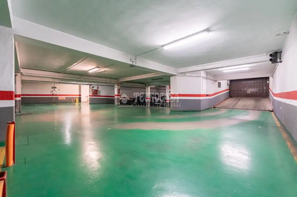 Parking de Piso en venta en Madrid con Aire acondicionado, Calefacción y Piscina comunitaria