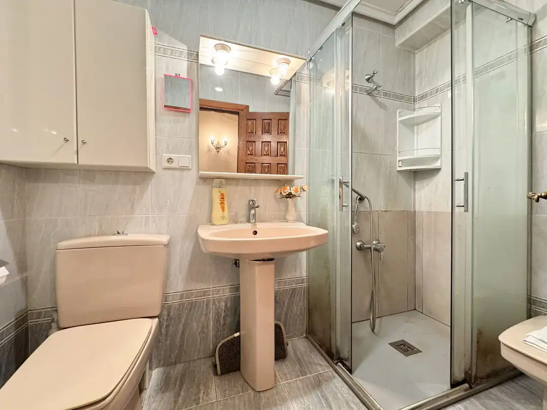 Badezimmer von Wohnung zum Verkauf in Legazpi mit Heizung, Abstellraum und Möbliert