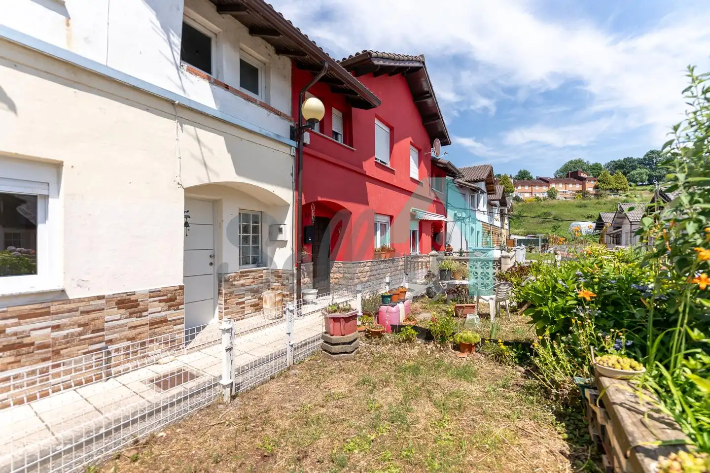 Außenansicht von Einfamilien-Reihenhaus zum Verkauf in Tineo mit Privatgarten