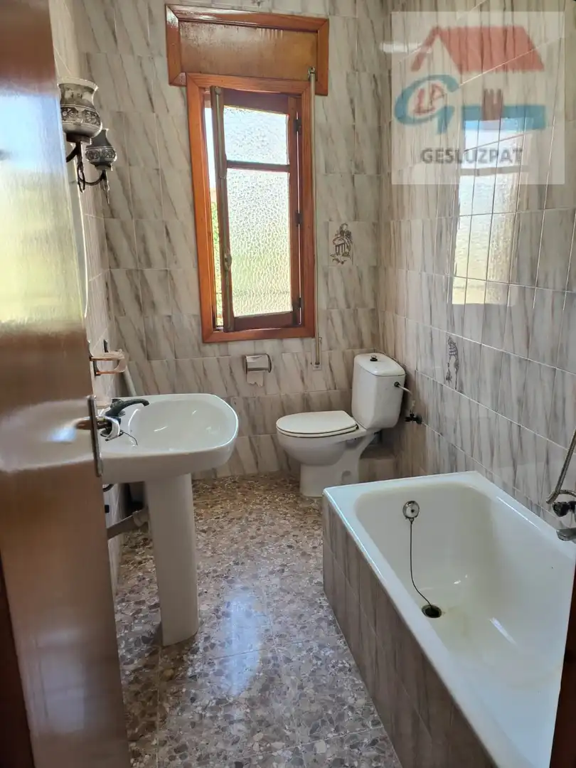 Bany de Casa adosada en venda en Corral de Almaguer amb Jardí privat, Parquet i Terrassa