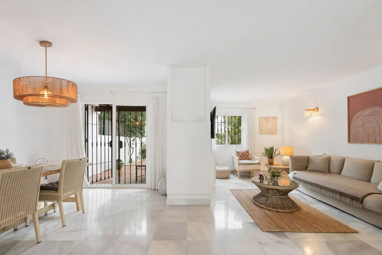Sala d'estar de Casa adosada en venda en Marbella amb Terrassa, Piscina i Piscina comunitària