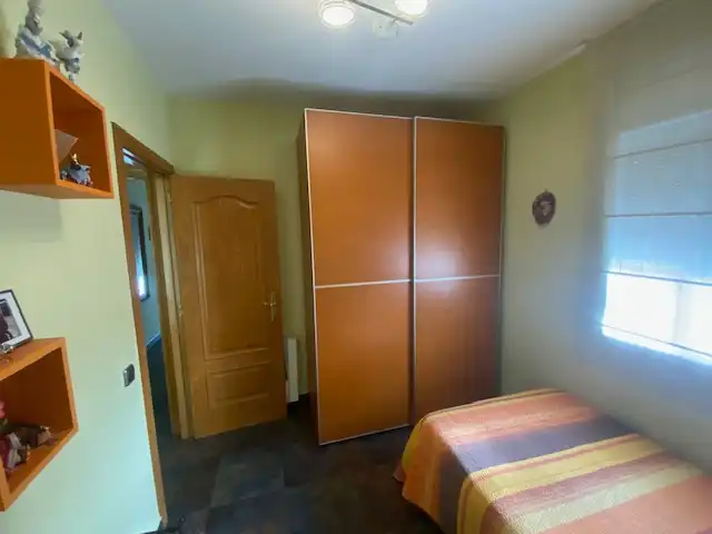Habitación de Casa adosada en venta en Montcada i Reixac con Calefacción, Jardín privado y Terraza