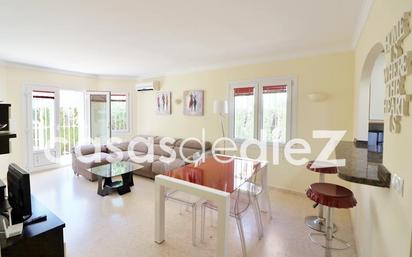 Sala d'estar de Casa adosada en venda en Oliva amb Aire condicionat, Terrassa i Balcó