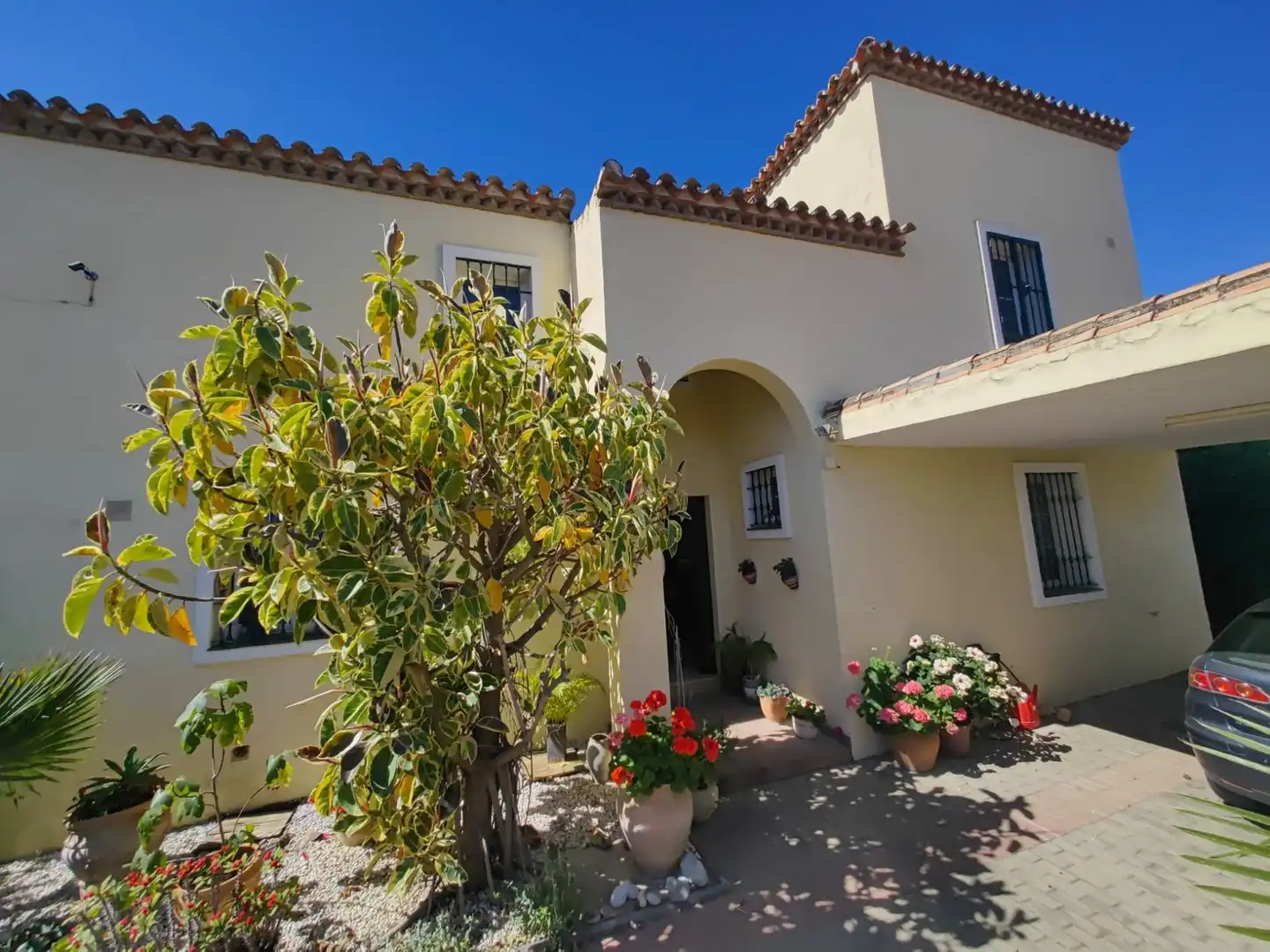 Vista exterior de Casa o xalet en venda en Estepona amb Aire condicionat, Jardí privat i Terrassa