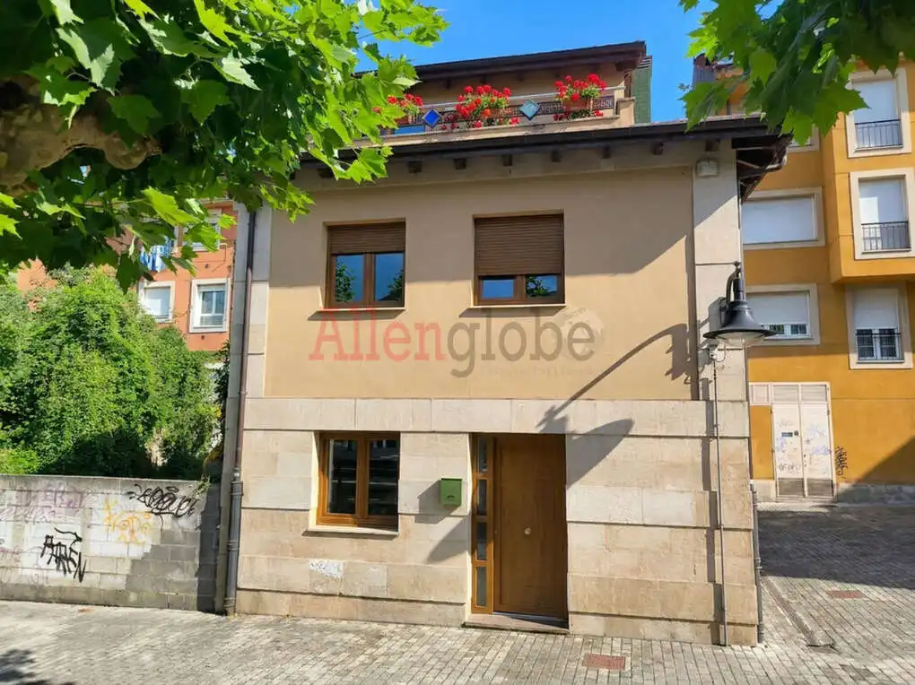 Vista exterior de Piso en venta en Mieres (Asturias) con Calefacción, Terraza y Balcón