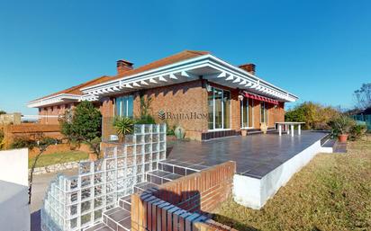 Vista exterior de Casa o xalet en venda en Santa Cruz de Bezana amb Calefacció, Jardí privat i Terrassa