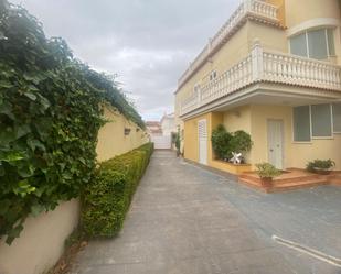 Vista exterior de Casa o xalet en venda en Torrent amb Jardí privat, Terrassa i Piscina