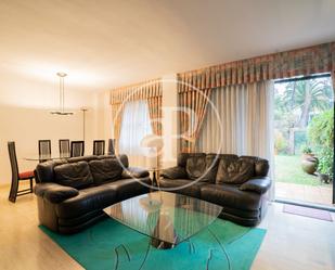 Living room of Single-family semi-detached to rent in  Madrid Capital  with Heating, Private garden and Terrace